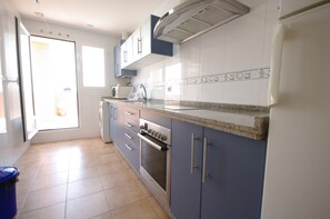 Fridge, microwave, oven, coffee/tea maker