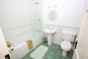 Secador de cabelo, toalhas de banho, sabonete, shampoo