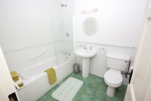 Secador de cabelo, toalhas de banho, sabonete, shampoo