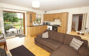 Smart-TV, Kamin, DVD-Player, Bücher