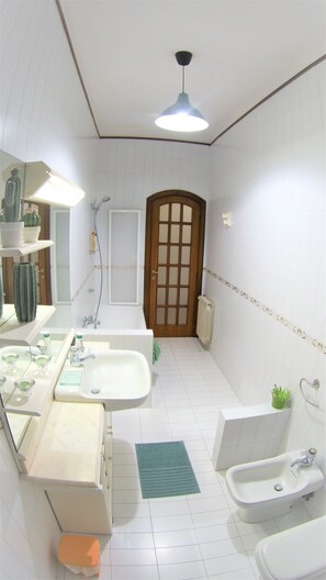 Duschwanne, Haartrockner, Bidet, Handtücher