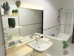 Ensemble douche/baignoire, sĂšche-cheveux, bidet, serviettes fournies