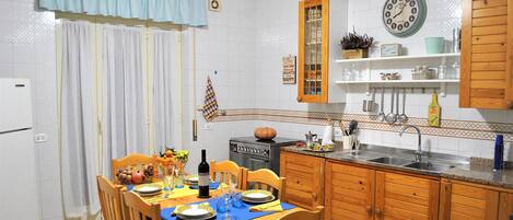 Réfrigérateur, micro-ondes, plaque de cuisson, cafetière/bouilloire