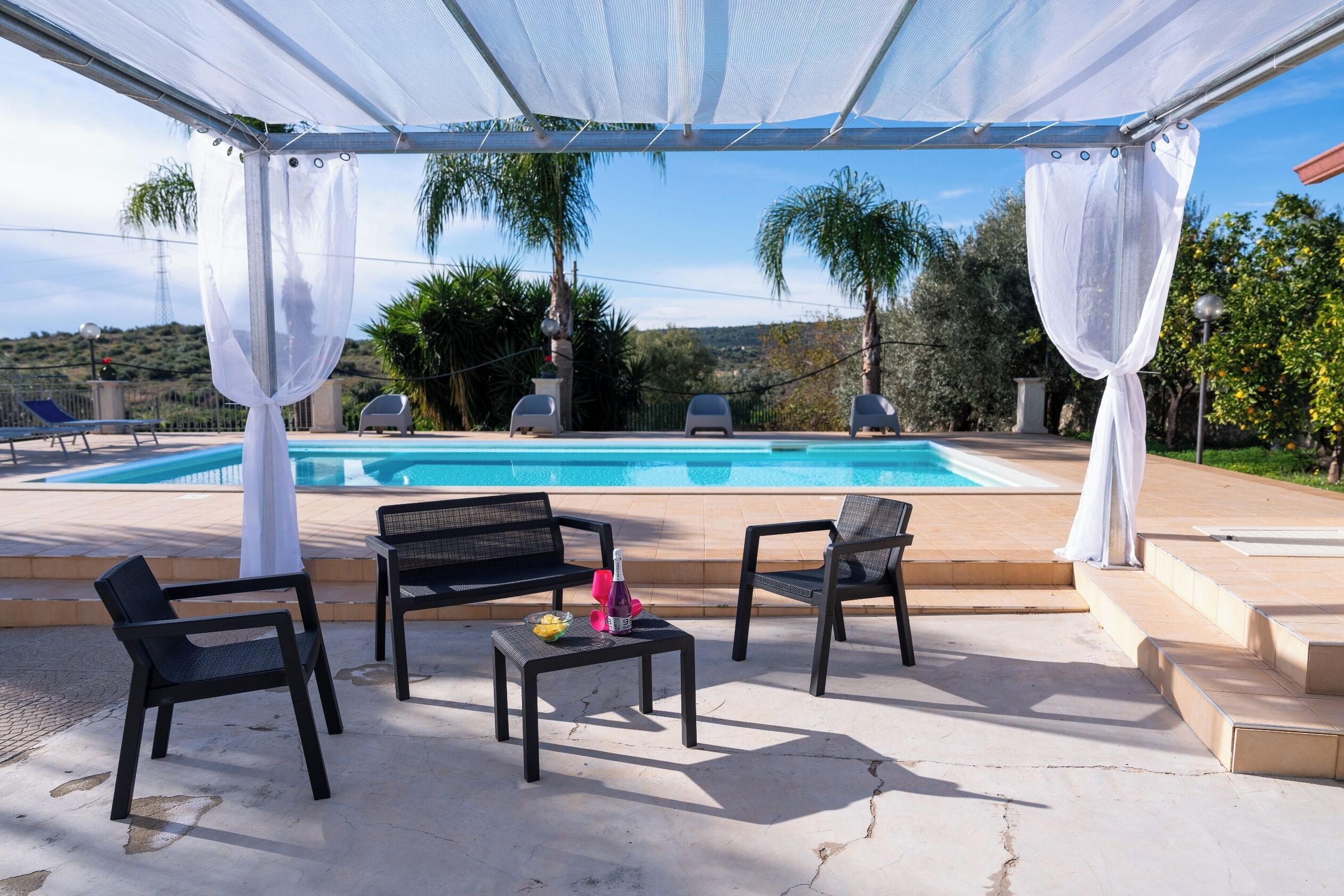 حمّام سباحة خارجي