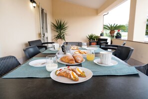 Outdoor dining - Villa Ninfa ... Charming Eastern Coast (Floridia)