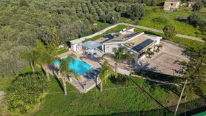 An aerial view of a property with a swimming pool, solar panels, and a large patio area. - Ninfa Charming Accomodation in the Eastern Coast (Floridia)
