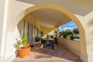 Outdoor dining - Ninfa Charming Accomodation in the Eastern Coast (Floridia)