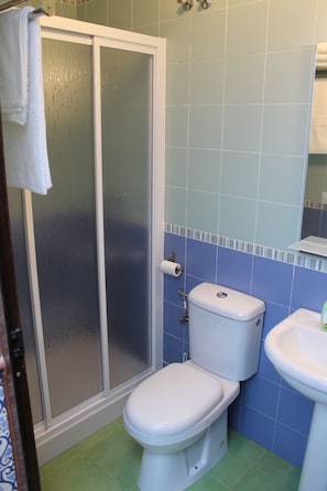 Douche, sĂšche-cheveux, serviettes fournies, savon