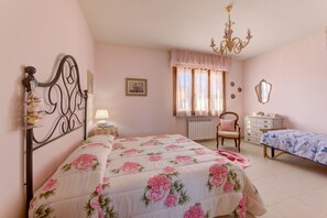 2 bedrooms, iron/ironing board, free WiFi, bed sheets - Lucca apartment good price close to station & center (Lucca)