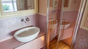 Dusche, Whirlpool, Haartrockner, Bidet