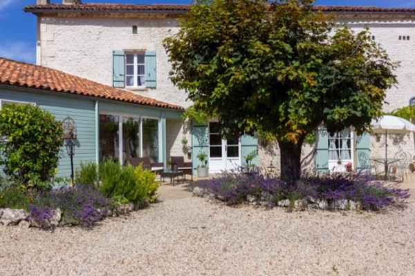 Lemonie Farmhouse private courtyard in the sun.