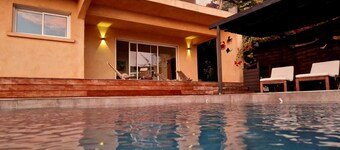 Modernes Haus mit privatem Pool und herrlichem Blick 800 m vom Strand entfernt