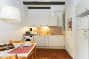 Wasserkocher mit Kaffee-/Teezubehör, Kühlschrank, Mikrowelle, Toaster