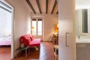 1 bedroom, iron/ironing board, WiFi, bed sheets - Tranquil & Cozy with balcony! Plaça Catalunya. RI. (Barcelona)