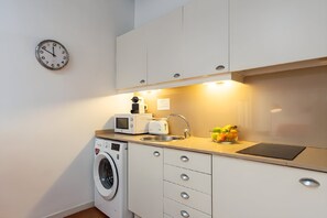 Een koelkast, een microgolfoven, een koffiezetapparaat/waterkoker