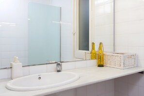 Een douche, een haardroger, handdoeken