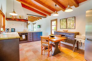 Fridge, microwave, oven, stovetop - PORXET In the heart of the island, an oasis of peace with a swimming pool for 6 (Inca)