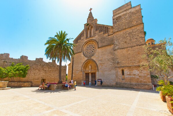 A historic building with a large arched entrance and a circular window. - PORXET In the heart of the island, an oasis of peace with a swimming pool for 6 (Inca)