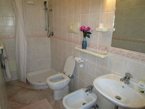Dusche, Haartrockner, Bidet, Handtücher