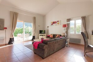 تلفزيون، مدفأة، مشغل دي في دي، ستيريو