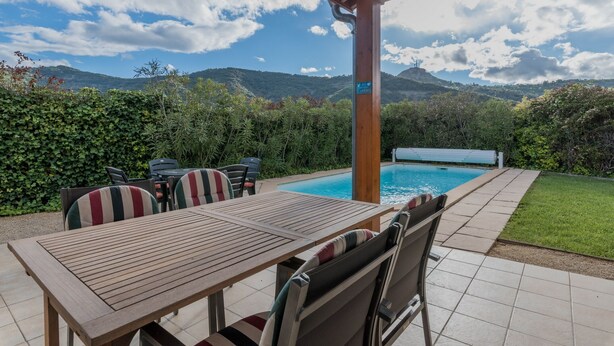A covered patio with a pool, outdoor furniture, and a view of mountains. - Delightful villa for 4 people at Domaine Les Rives de l'Ardèche (Vallon-Pont-d'Arc)