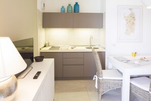 Kühlschrank, Mikrowelle, Herdplatte, Geschirrspüler