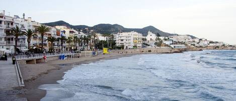 Playa en los alrededores y toallas de playa