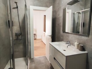Douche, sĂšche-cheveux, serviettes fournies