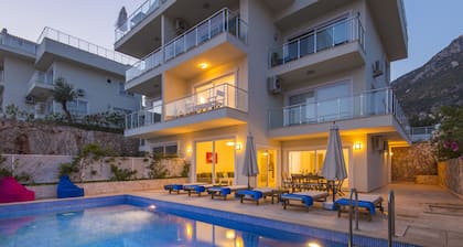 Ylellinen 3-kerroksinen kaksioasunto, jossa suuri PRIVATE-allas, WIFI, lähellä vanhaa kaupunkia.