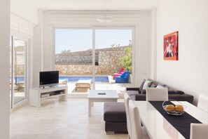 TV connectée, jeux vidéo, lecteur de DVD, livres