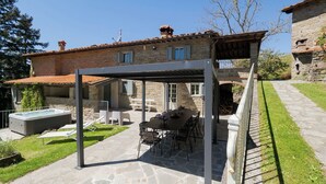Outdoor dining - Villa in Poggioni with 5 bedrooms sleeps 10 (Poggioni)
