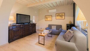 Living area - Villa in Poggioni with 5 bedrooms sleeps 10 (Poggioni)