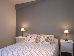 2 dormitorios, tabla de planchar con plancha, Internet y ropa de cama