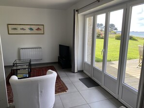 Télévision à écran plat, lecteur de DVD, vidéothÚque, chaßne hi-fi