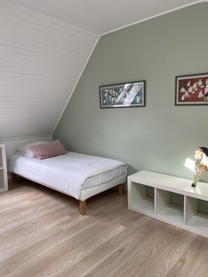 2 habitaciones, tabla de planchar con plancha y cuna de viaje