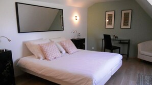 A bedroom with a bed, a desk, a chair, and a couch. - La Maison de l'Aber, at the edge of Aber Wrach, sea view (Landéda)