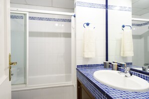 Tina con regadera, secadora de cabello, batas, bidet