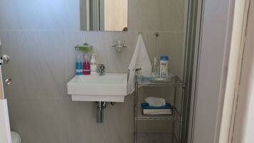 Haartrockner, Handtücher, Shampoo, Toilettenpapier