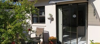 Self-catering, amplio piso de solteros, WiFi, DSTV, patio con jardín, aparcamiento vigilado