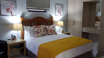 1 habitación, caja de seguridad en la habitación y escritorio