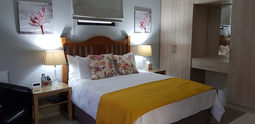 Self-catering, spacieux Bachelors flat, WiFi, DSTV, jardin-patio, parking sécurisé