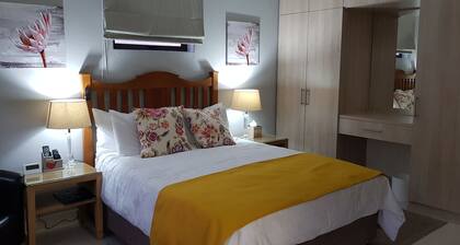 Self-catering, spacieux Bachelors flat, WiFi, DSTV, jardin-patio, parking sécurisé