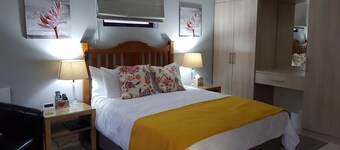 Self-catering, rummelig Bachelors flat, WiFi, DSTV, have-patio, sikker parkering