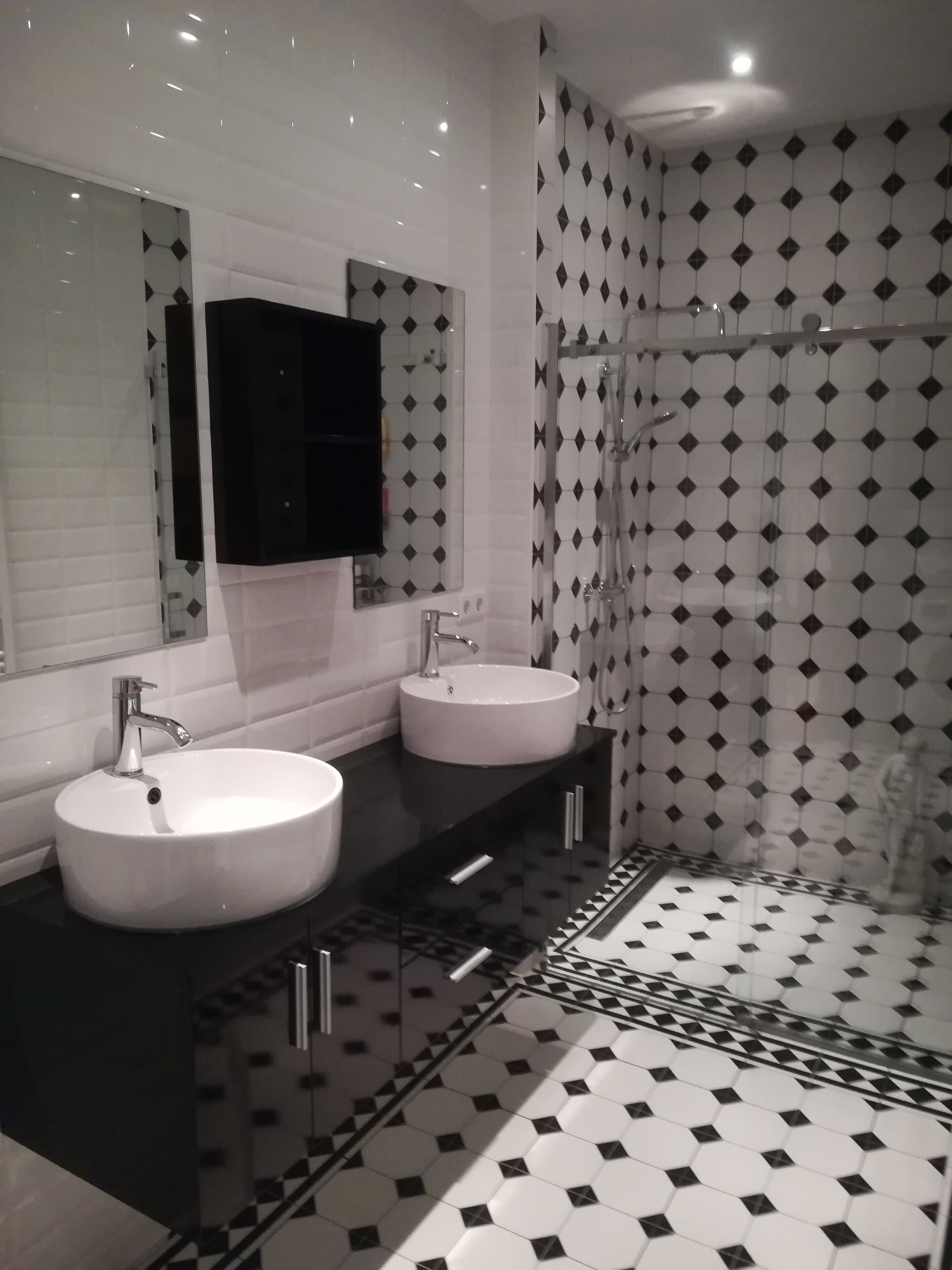 Ducha, secador de pelo, batas, toallas