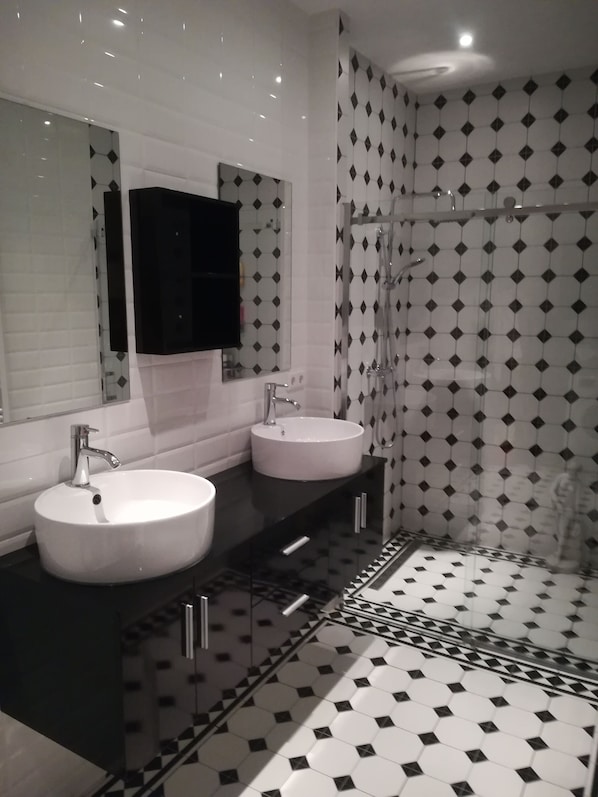 Dusche, Haartrockner, Bademäntel, Handtücher