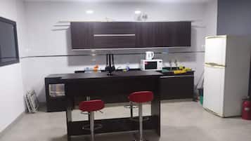 Perhetalo, 3 makuuhuonetta (2.5 Baths) | Yksityinen keittiö | Jääkaappi, mikroaaltouuni, uuni, liesi