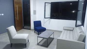 Casa familiar, 3 habitaciones (2.5 Baths) | Zona de estar | Una televisión de pantalla plana