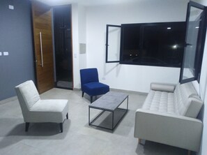 Family House, 3 Bedrooms (2.5 Baths) | Living area | Flat-screen TV