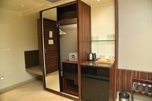 Standard Room, 1 Double Bed, Non Smoking (Atrium View) | Egyptian cotton sheets, premium bedding, down comforters, minibar