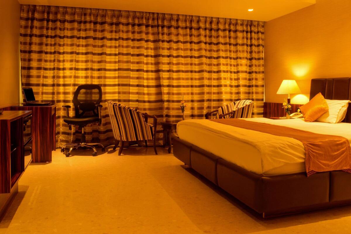 Standard Room, 1 Double Bed, Non Smoking (Atrium View) | Egyptian cotton sheets, premium bedding, down comforters, minibar